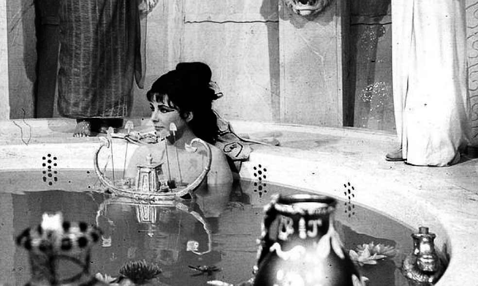 Bañeras exentas donde aparece Elisabet Taylor caracterizada de Cleopatra en la escena de la bañera.